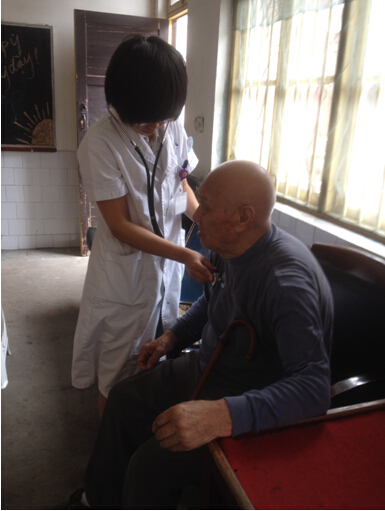 江麓医院为岳塘区霞城敬老院的老人---送去健康和温暖