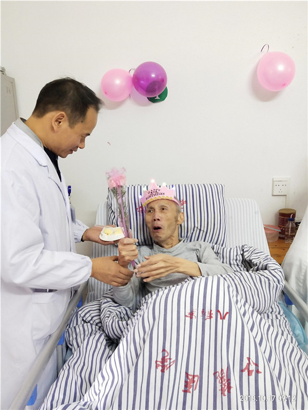 江麓医院康复护理中心为老人们庆祝节日